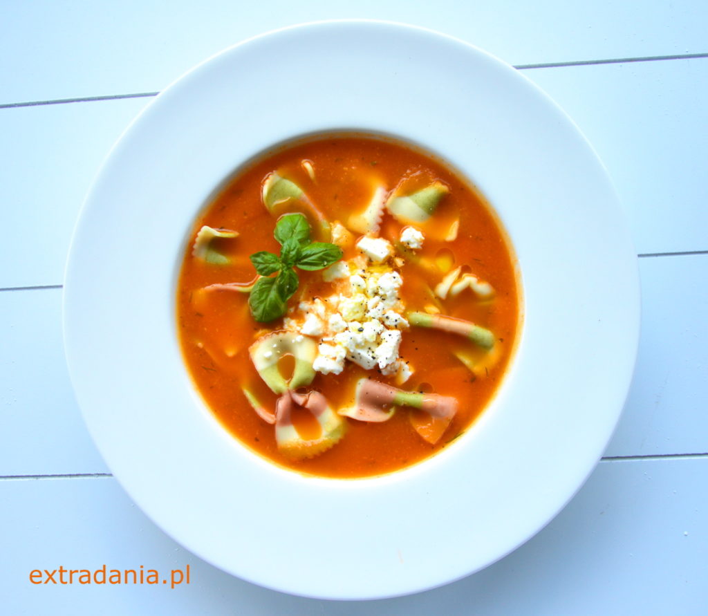 zupa pomidorowa ze swiezych pomidorow z serem feta i makaronem