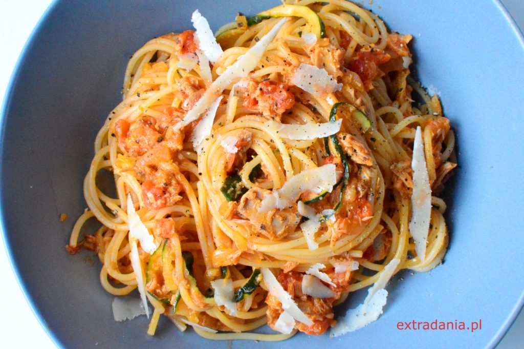 spaghetti z tunczykiem pomidorami i cukinia