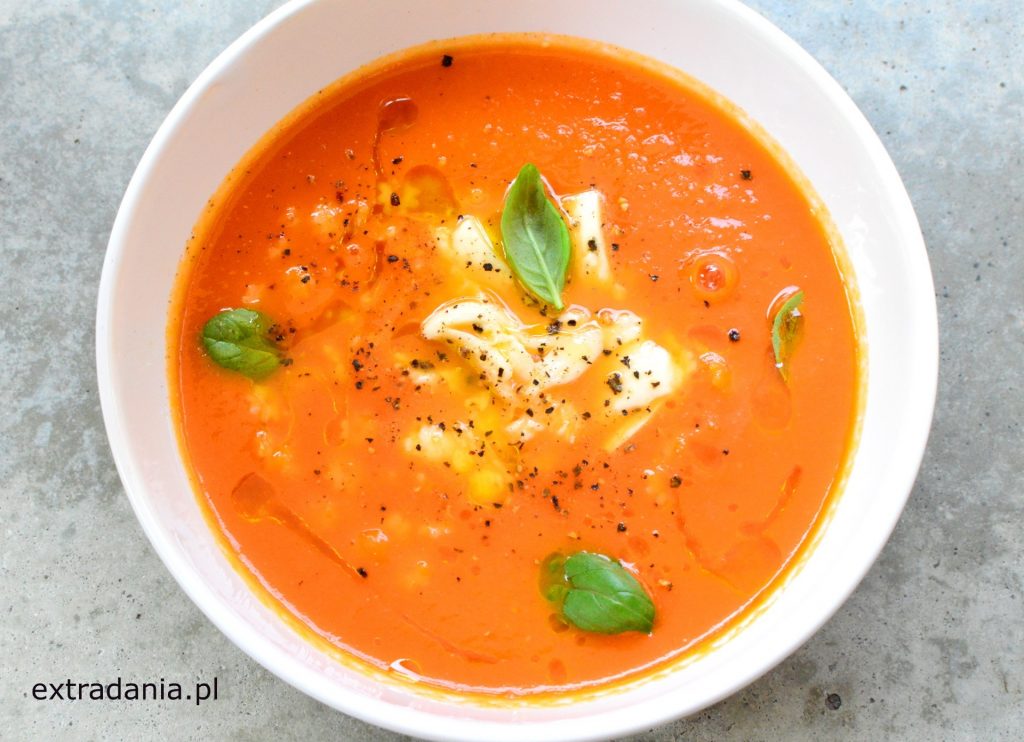 zupa krem ze swiezych pomidorow z mozzarella