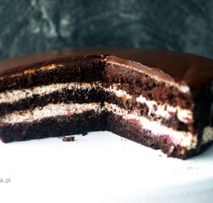 tort czekoladowy z frużeliną śliwkową