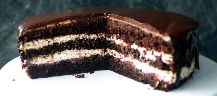 Tort czekoladowy z frużeliną śliwkową