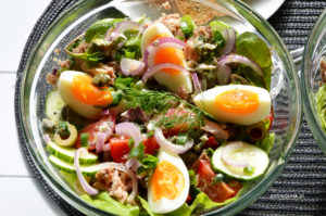 salatka z tunczykiem i jajkiem