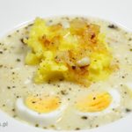 Barszcz biały z tłuczonymi ziemniakami i jajkiem