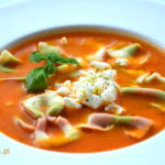 Zupa pomidorowa ze świeżych pomidorów z serem feta i makaronem