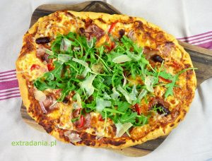 pizza z szynka kabanosem papryka i czerwona cebula