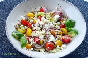 salatka z komosa ryzowa pomidorkami ogorkiem i feta