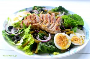salatka nicejska z grillowanym tunczykiem