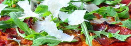 pizza z salami rukola i parmezanem