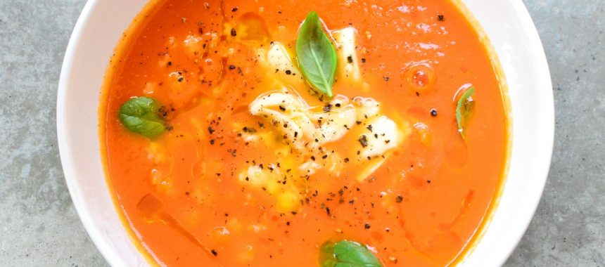 Zupa krem ze świeżych pomidorów z mozzarellą