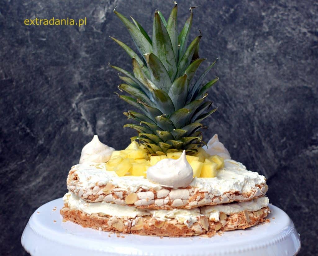tort bezowo migdałowy z ananasem