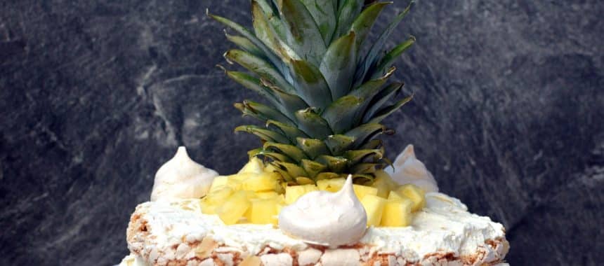 Tort bezowo-migdałowy z ananasem