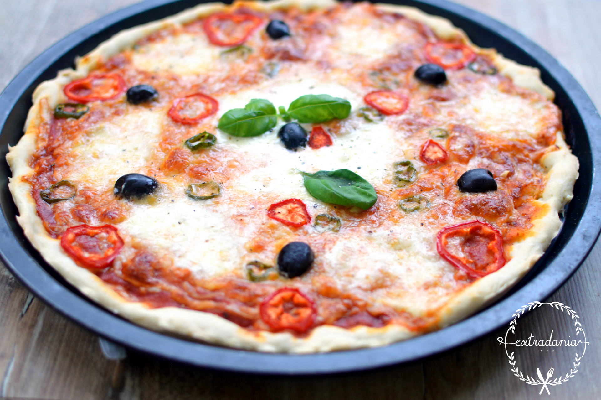 Pizza z mozzarella, parmezanem, oliwkami i papryką